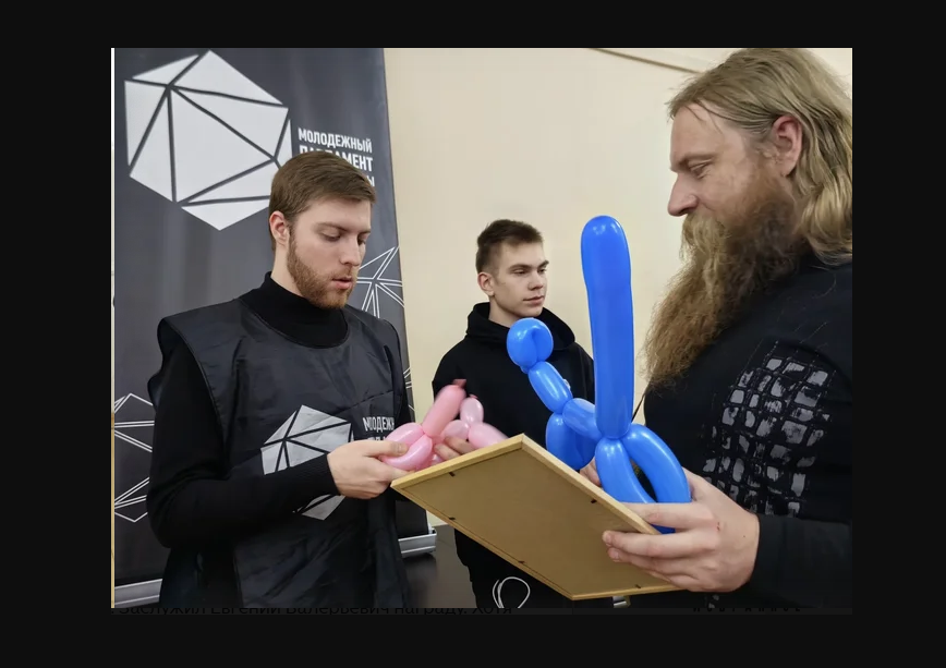 Евгений Тепляеков получает грамоту 30 ноября 2025 года в Управе Котловка фото Управы Котловка