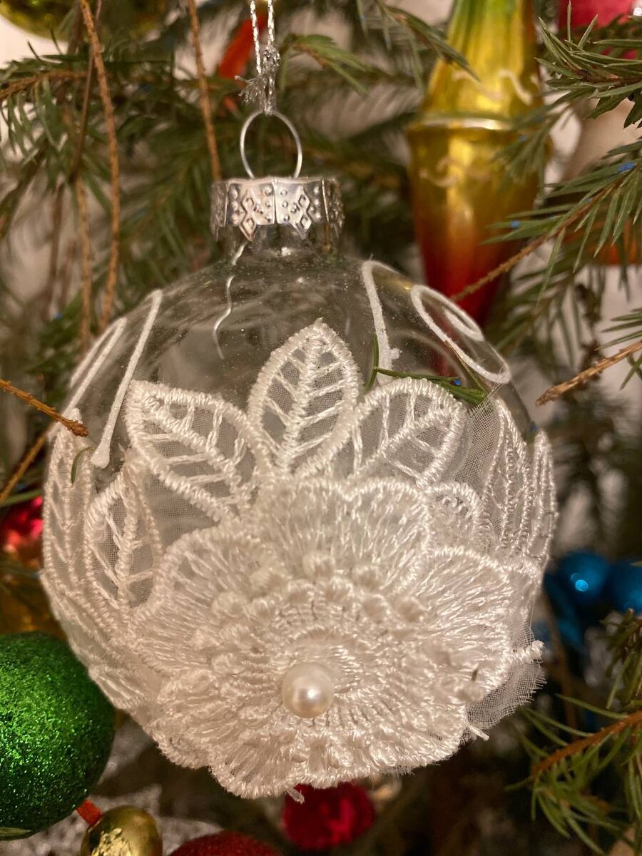 Авторский стеклянный шар «Зимнее кружево» с ручной росписью и кружевом.