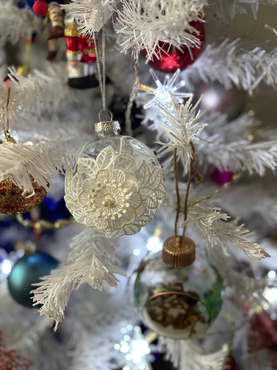 Авторский стеклянный шар «Зимнее кружево» с ручной росписью и кружевом.