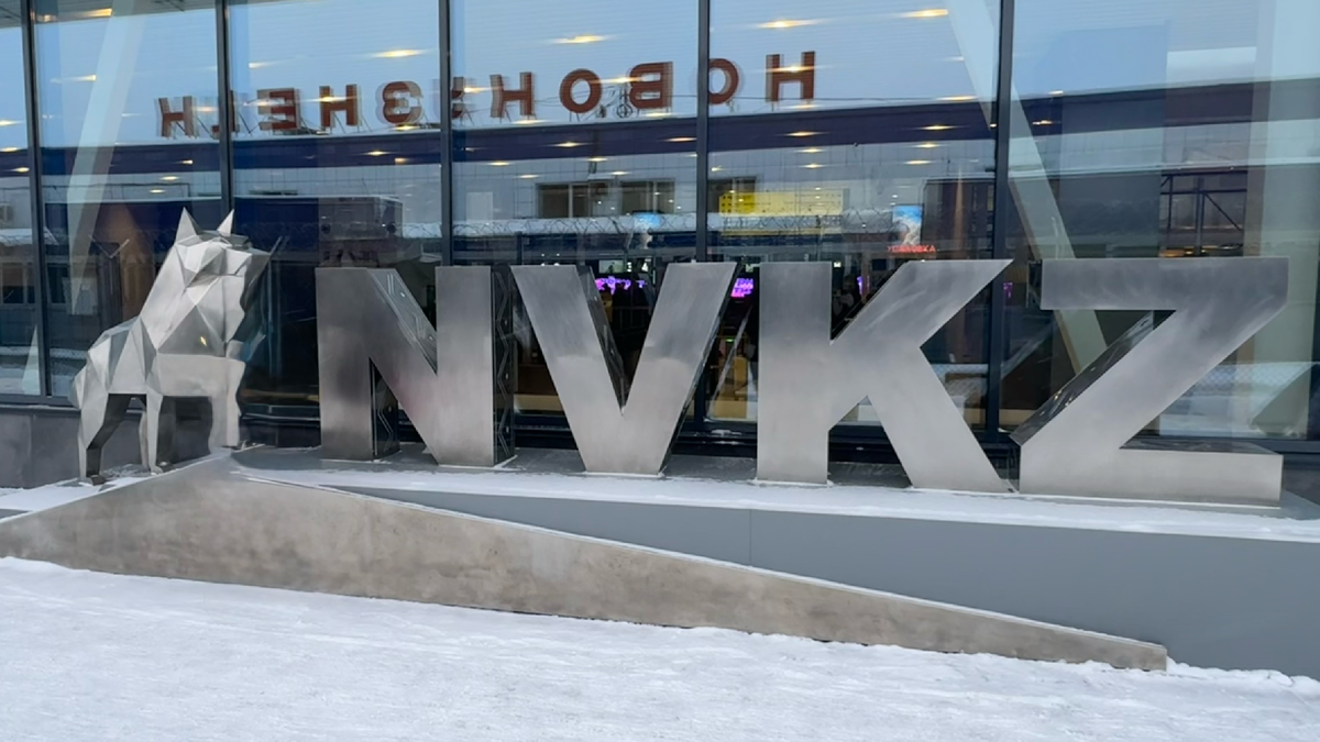 Инсталляция на входе в аэропорт