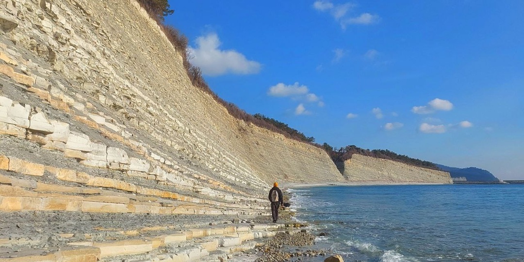 Безлюдное побережье Черного моря в феврале: прогулка из Геленджика