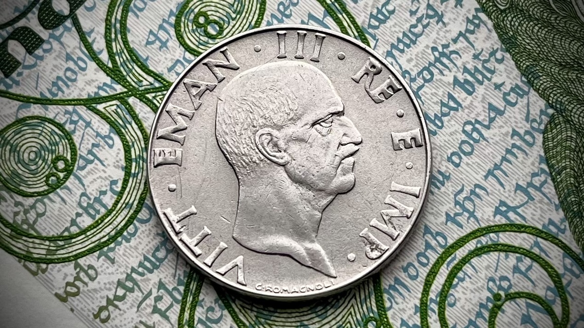 Замкнутый и молчаливый, он скрывал за внешней сдержанностью бурю внутренних переживаний...