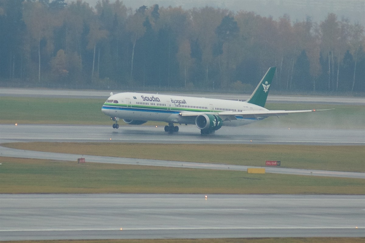 Стоя на КДП (контрольно-диспетчерский пункт) наблюдаем посадку саудовского B-787 Dreamliner 