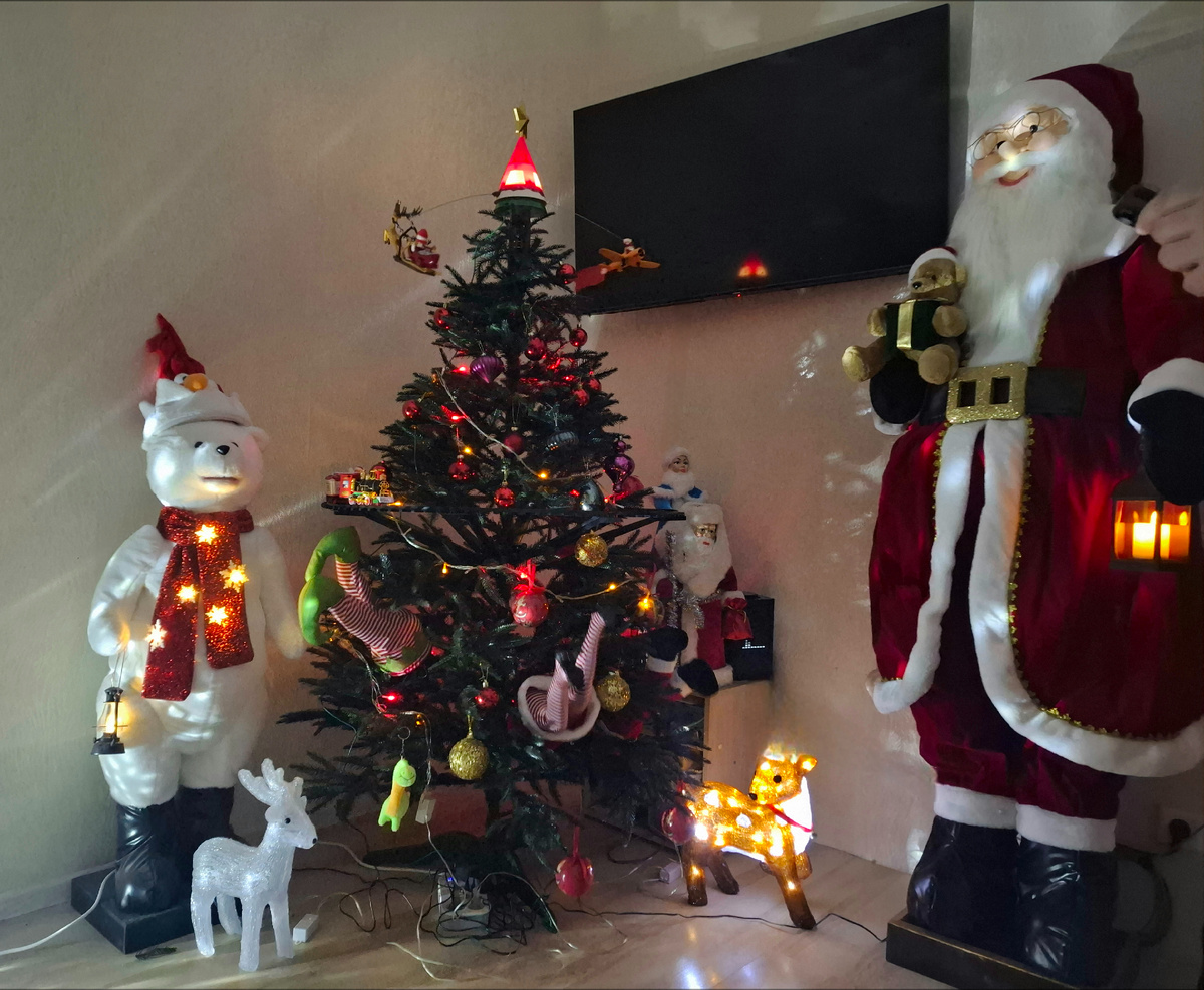 Фото моё.  Ёлка украшена не до конца, но мне это фото нрав. 