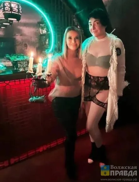 Ольга Орлова и Лолита Милявская на «голой вечеринке» Фото: Voice📷    Ругательства и замазанное лицо: в Волгограде изуродовали баннер-растяжку с анонсом концерта Лолиты

