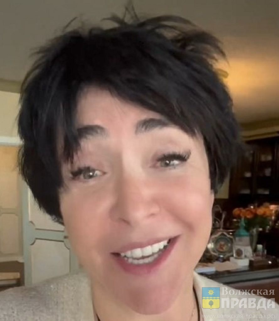 Лолита Милявская. Скриншот из видео в ТГК певицы📷    Ругательства и замазанное лицо: в Волгограде изуродовали баннер-растяжку с анонсом концерта Лолиты
