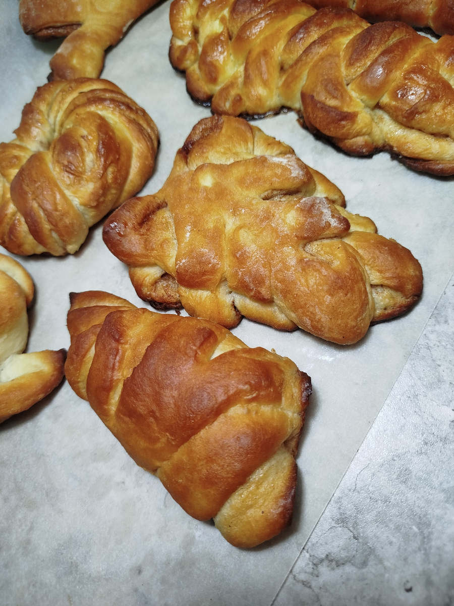 Ингредиенты:
тесто
теплое молоко 300 мл
сахар 100 г
сухие дрожжи 10 г или 30 г свежих
яйцо 1 шт + 1 белок
соль 1/3 ч.л
мука 550 г +-
масло растительное 50 мл
желток и 1 ст.л молока для смазывания булочек
Выпекаем при 180* около  17 минут
Приятного аппетита!