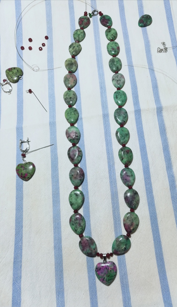 Сначала я просто выкладываю бусины, выбраковывая, подбирая лучшее сочетание форм и оттенков, добавляю фурнитуру, продумываю способы крепления. 