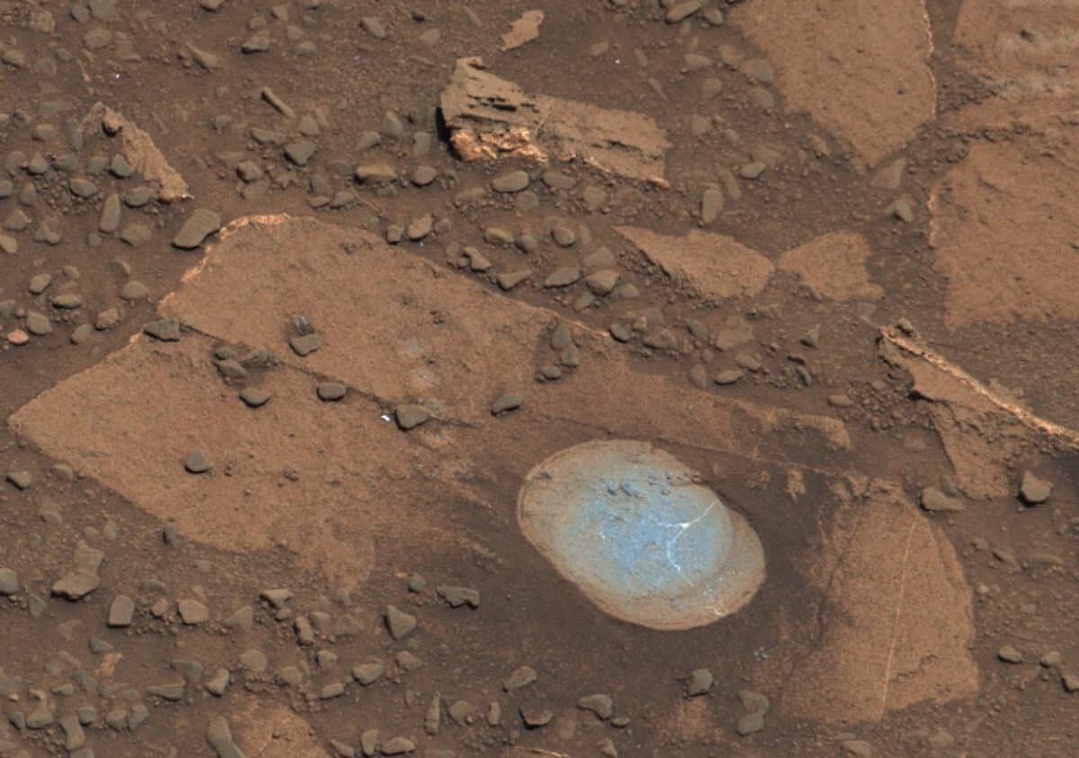    Голубоватый кусок местного минерала в районе работы американского марсохода «Кьюриосити». Как и многие другие его находки, минерал формировался во влажной среде. Но как именно она поддерживалась в условиях климата, который должен был быть холоднее современной Антарктиды? / © NASA, JPL