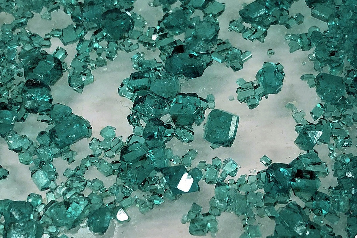    Кристаллы синтетического буссенготита - аналога минерала, найденного в метеорите Orgueil. / spbu.ru