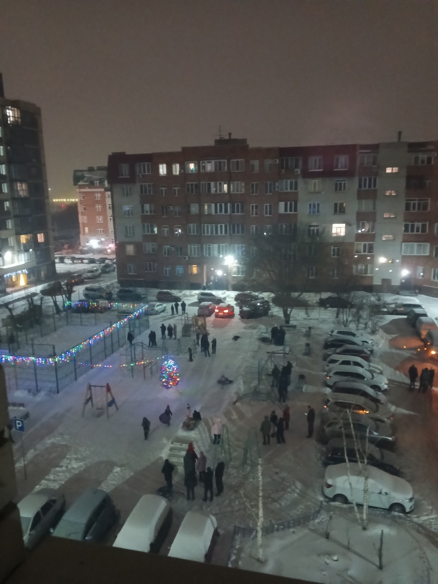 Во дворе фейерверки запускают