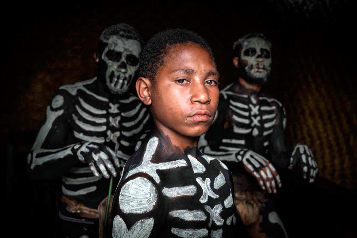 Страдание «переписывало» личность. Выдержав нечеловеческую боль, мальчик доказывал себе и другим, что он больше не хрупкий ребёнок, становясь источником силы племени