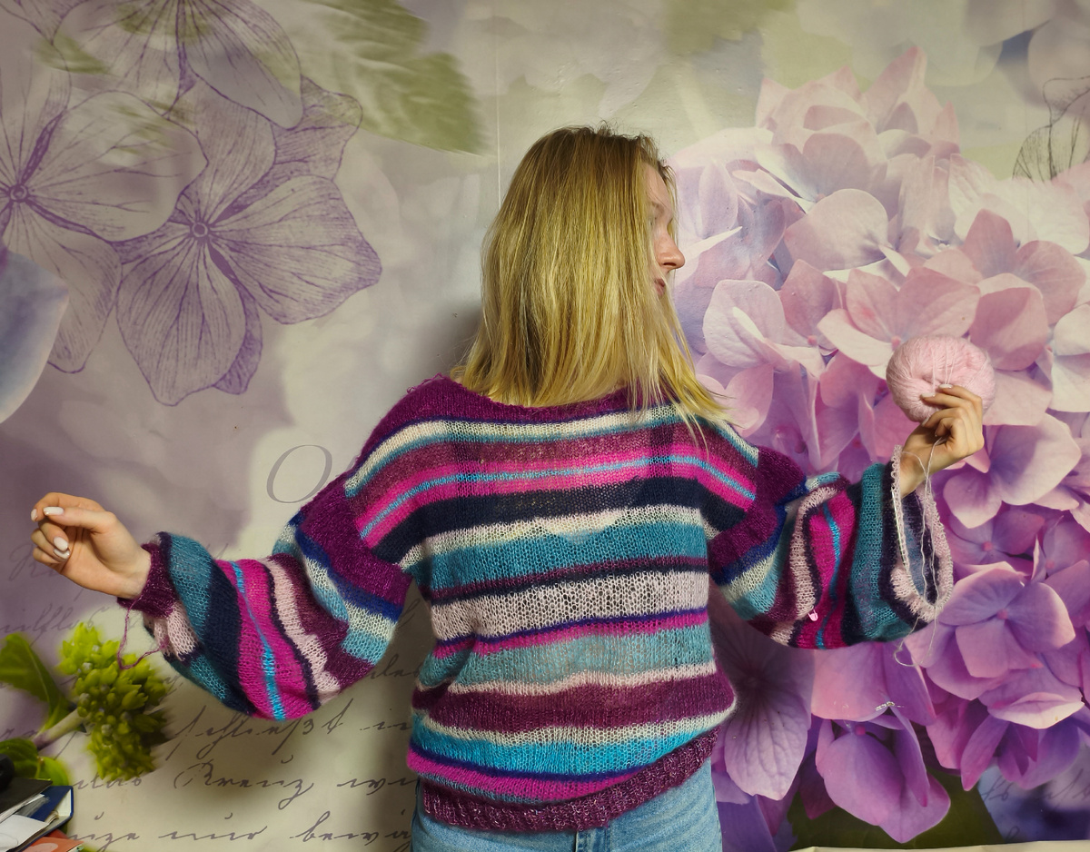 Неоконченный полосатик на красивой девушке.