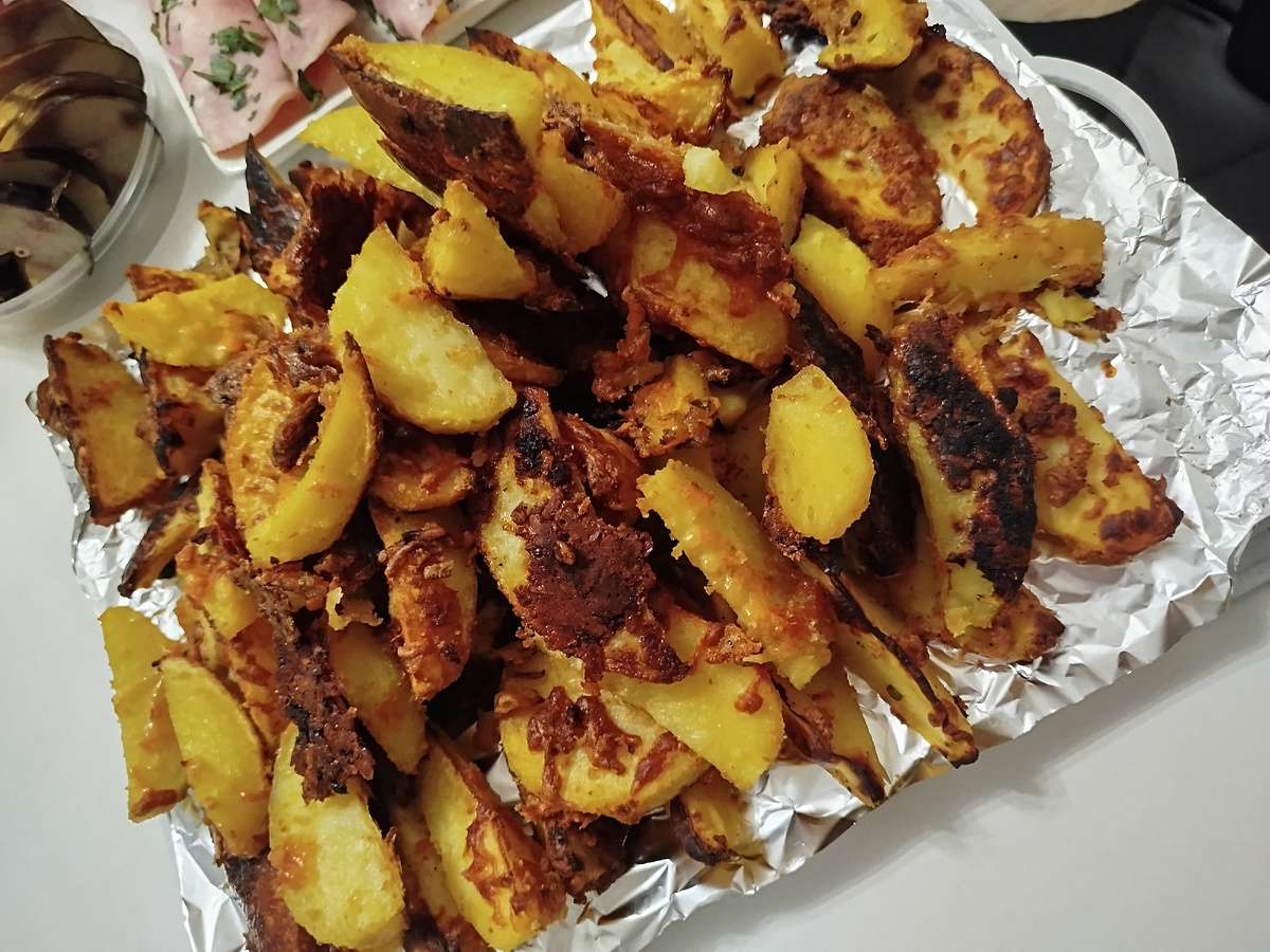 Ингредиенты:
Картошка 
Соль 
Сыр 
Итальянский травы 
Паприка 
Растительное масло 
Крахмал 
Панировочные сухари 
Черный перец 
Соль
Сушеный чеснок 
Приготовление: