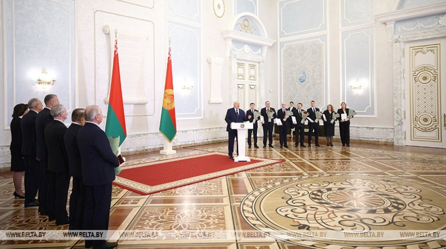     Александр Лукашенко привел к присяге судей Конституционного и Верховного судов