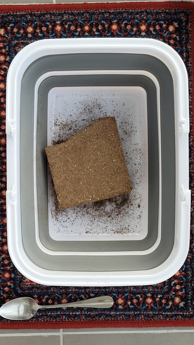 Мне необходимо было 5-6 литров готового субстрата, поэтому беру половину брикета