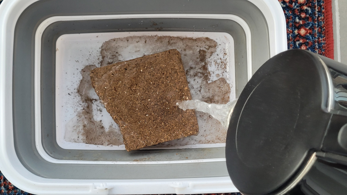 Аккуратно налейте прямо на брикет часть или бОльшую часть воды, при необходимости добавите еще немного позже