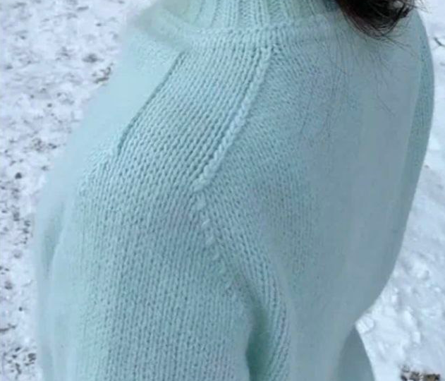 Реглан-погон спицами: идеальное плечо без швов