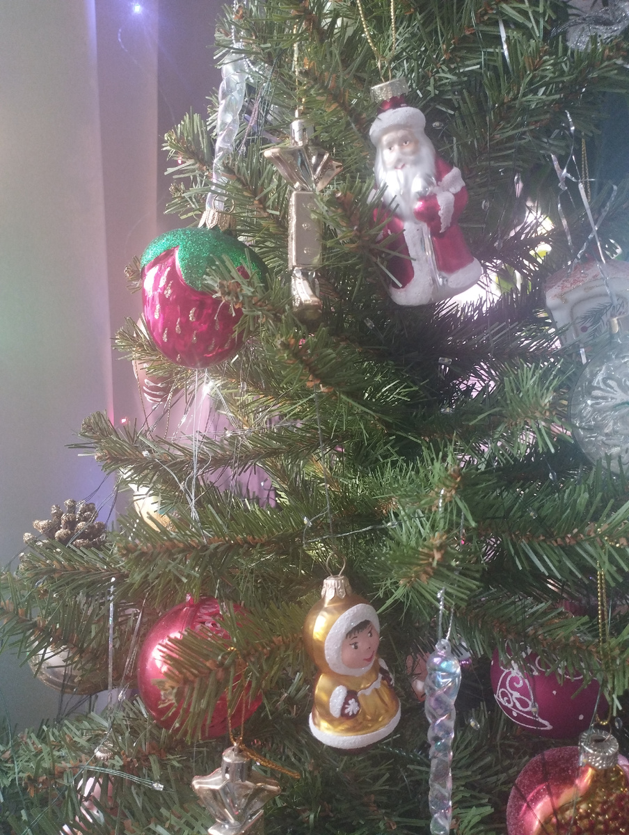 Ёлка продолжает радовать своими игрушечными нарядами