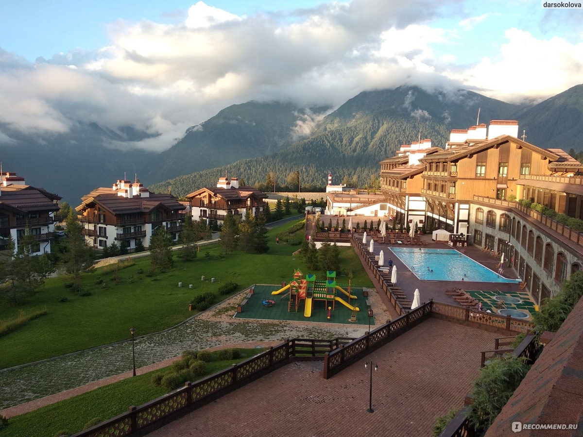 Отдельно стоит выделить Красную Поляну — этим названием принято обозначать сразу несколько горнолыжных курортов, расположенных недалеко друг от друга.
Туристы здесь проживают в комфортабельных отелях в европейском стиле, каждый из которых расположен среди потрясающих горных ландшафтов.