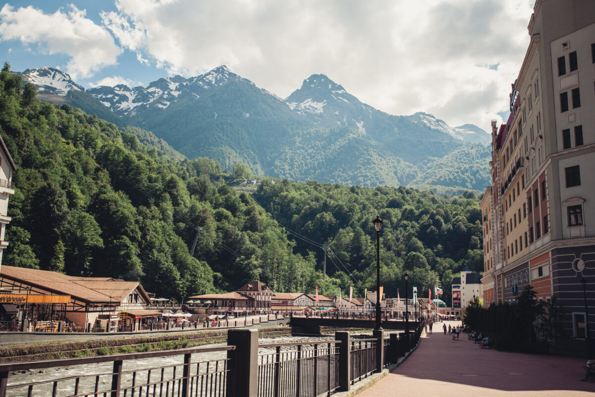 Помимо катания на лыжах, здесь можно пройти курсы оздоровительных процедур, полетать на вертолете, преодолеть пешеходные маршруты по туристическим тропам, добраться до водопадов, заняться экстремальным роуп-джампингом, посетить банный комплекс и горячий бассейн, отправиться на шопинг и многое-многое другое. Но главное — наслаждаться красотой природы!