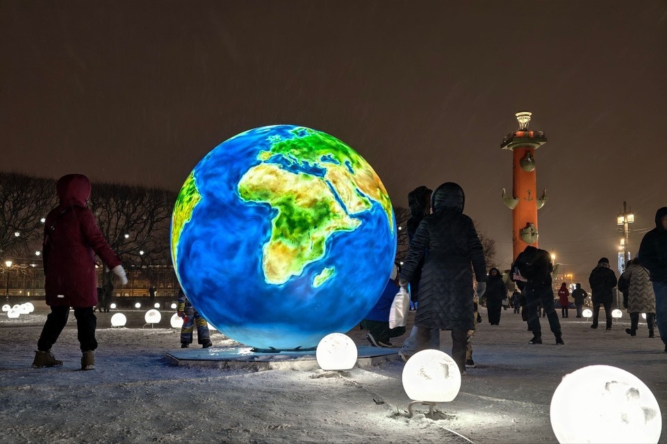    Любоваться подсветкой можно с Васильевского острова и Дворцовой набережной. Алексей БУЛАТОВ