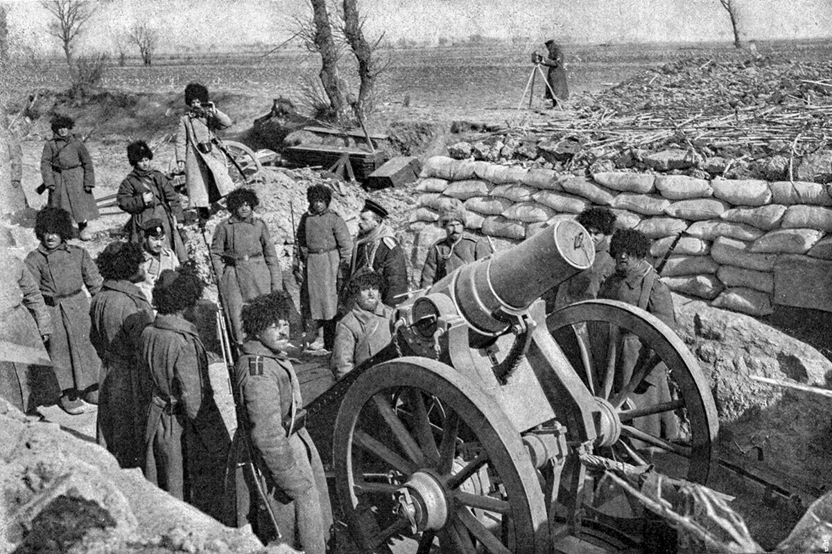 Артиллерийский расчет шестидюймовой пушки образца 1877 года на позициях, 1904 год

Фото: Universal History Archive / Getty Images