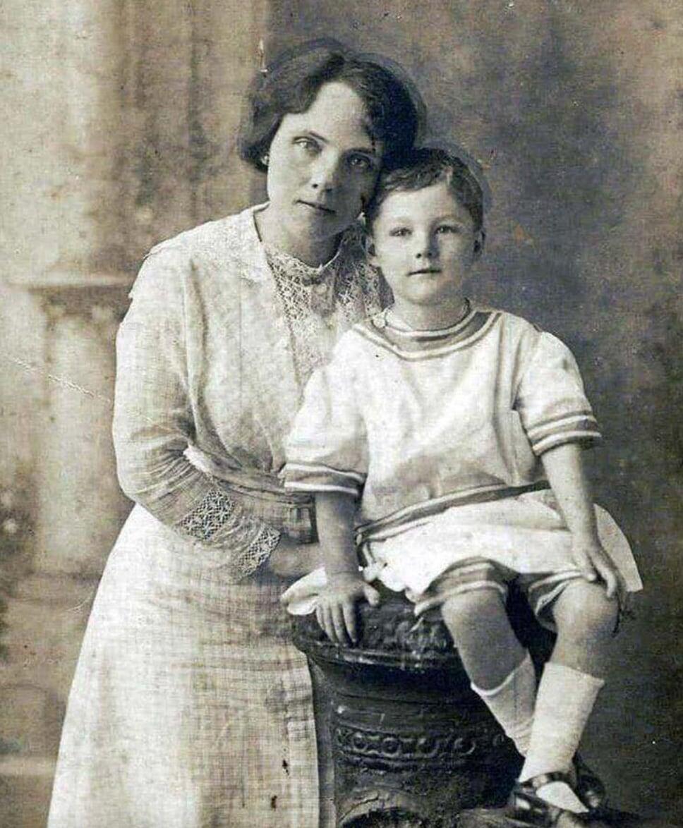 Лесси Данбар со своим сыном Бобби Данбаром