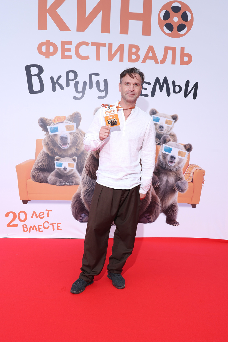 Виктор Добронравов — российский актёр театра, кино, телевидения, озвучивания и дубляжа, певец и музыкант. Заслуженный артист Российской Федерации. 