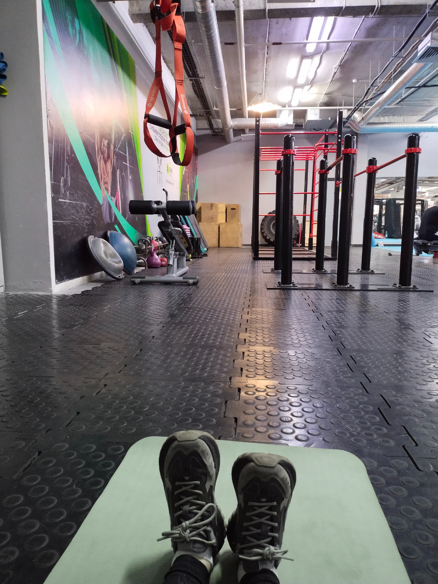 фото автора. Сижу как бедный родственник 🤣 Уставшая, но счастливая. Сегодня у меня была кардио и растяжка - по мере моих возможностей 😅 (5 января 2026 время 12:11)