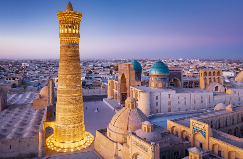 Мечеть Калян (XV в.) с 47-метровым минаретом и медресе Мири Араб в Бухаре (XVI в.) составляют единый архитектурный комплекс Пои-Калян.