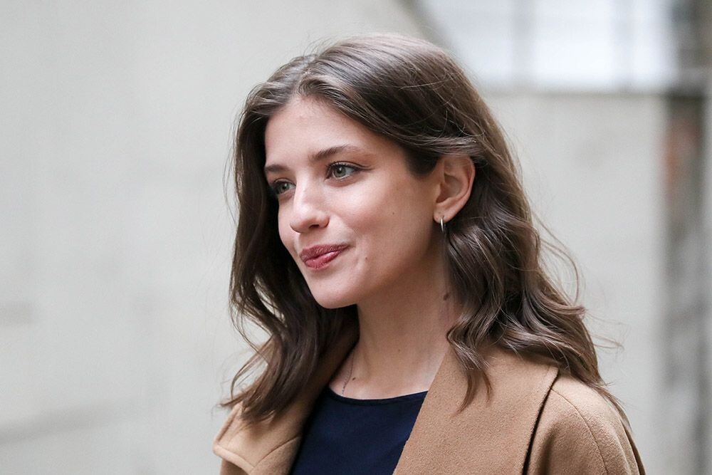 Вчера на фестивале «Кинотавр» объявили программу конкурса. В трёх фильмах из десяти — одна и та же актриса. Ей 39 лет. У неё нет публичного Instagram*, она не ходит на светские тусовки и редко даёт интервью. Анна Чиповская. Выпускница Щукинского училища, которая после диплома играла в полуподвальных театрах за еду, а сегодня её называют «музой российского артхауса» и самой востребованной актрисой независимого кино. Как девушка из обычной московской семьи, без связей и блата, сумела пройти путь от массовок в сериалах до главных ролей у Звягинцева, Серебренникова и Германики, став при этом символом новой аскетичной эстетики и актёрской честности? Это история не о славе, а о принципах. История о том, как отказываться от больших денег ради маленьких ролей и в итоге построить карьеру, которой завидуют даже звёзды мейнстрима.