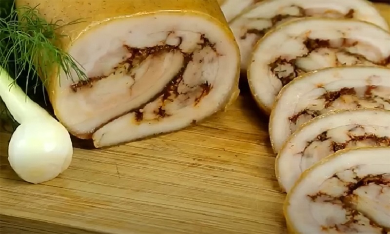 Деликатес из обычного сала за ночь: домашний рулет из сала в нарезку без хлопот и специальных умений