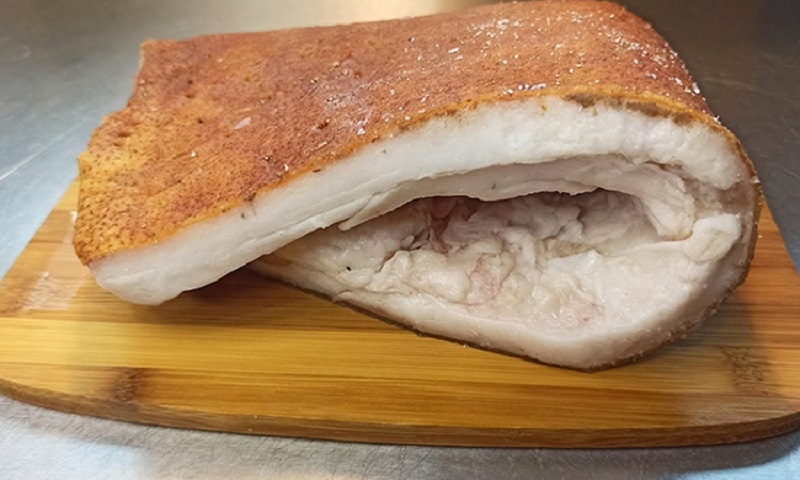 Деликатес из обычного сала за ночь: домашний рулет из сала в нарезку без хлопот и специальных умений