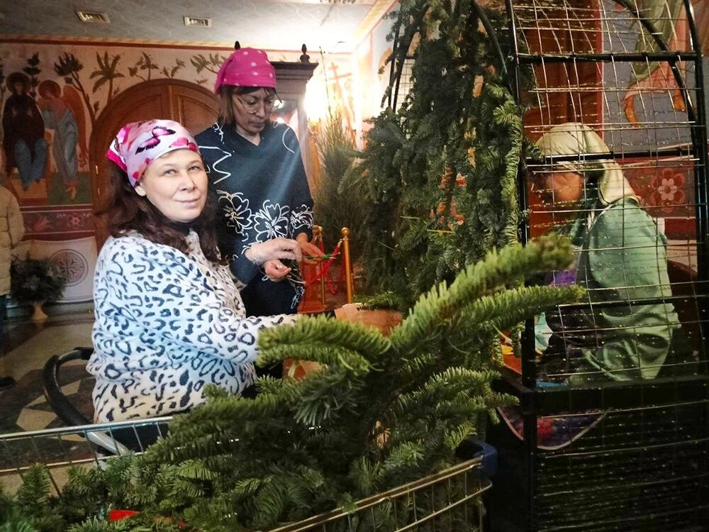    Людмила Анатольевна с помощницами создают вертеп, который будет установлен над иконой Рождества. Фото: «АиФ-Урал»/ Рада Боженко