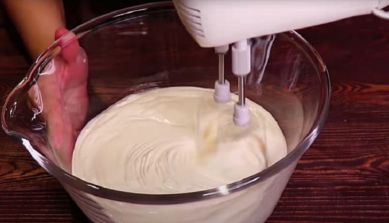 Вкус детства за 15 минут: как сделать натуральное домашнее сливочное масло из сметаны