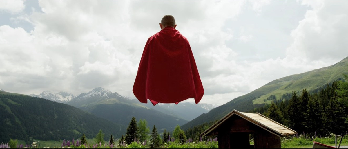 Пример левитации. Кадр из фильма Молодость (2015).