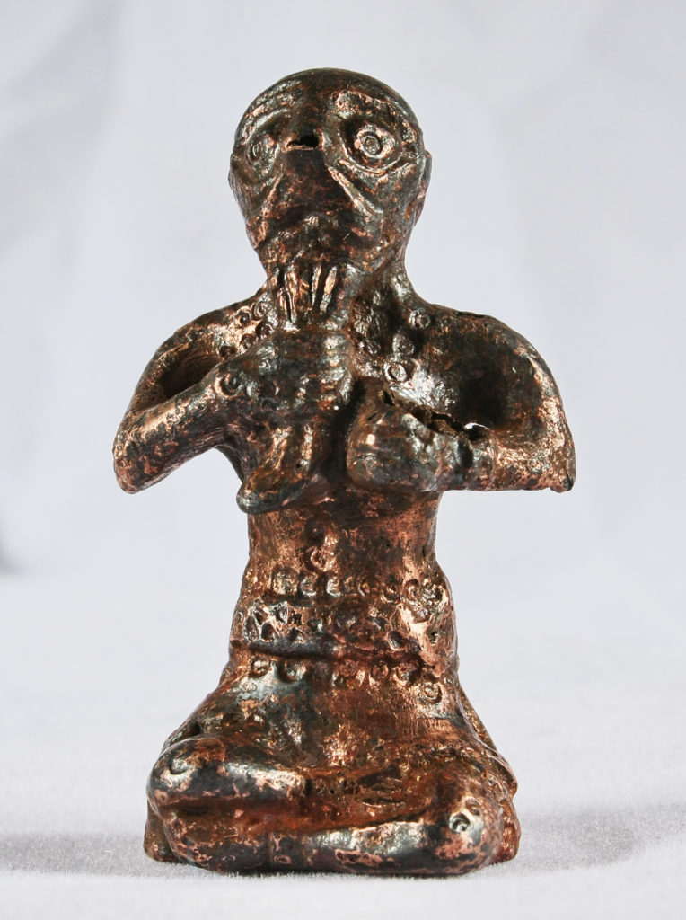 Фигурка божка (скандинавский Тор) из Чёрной могилы, Чернигов, X век. Некоторые видят в таких фигурках фишку "король" из скандинавской игры хнефатафл.