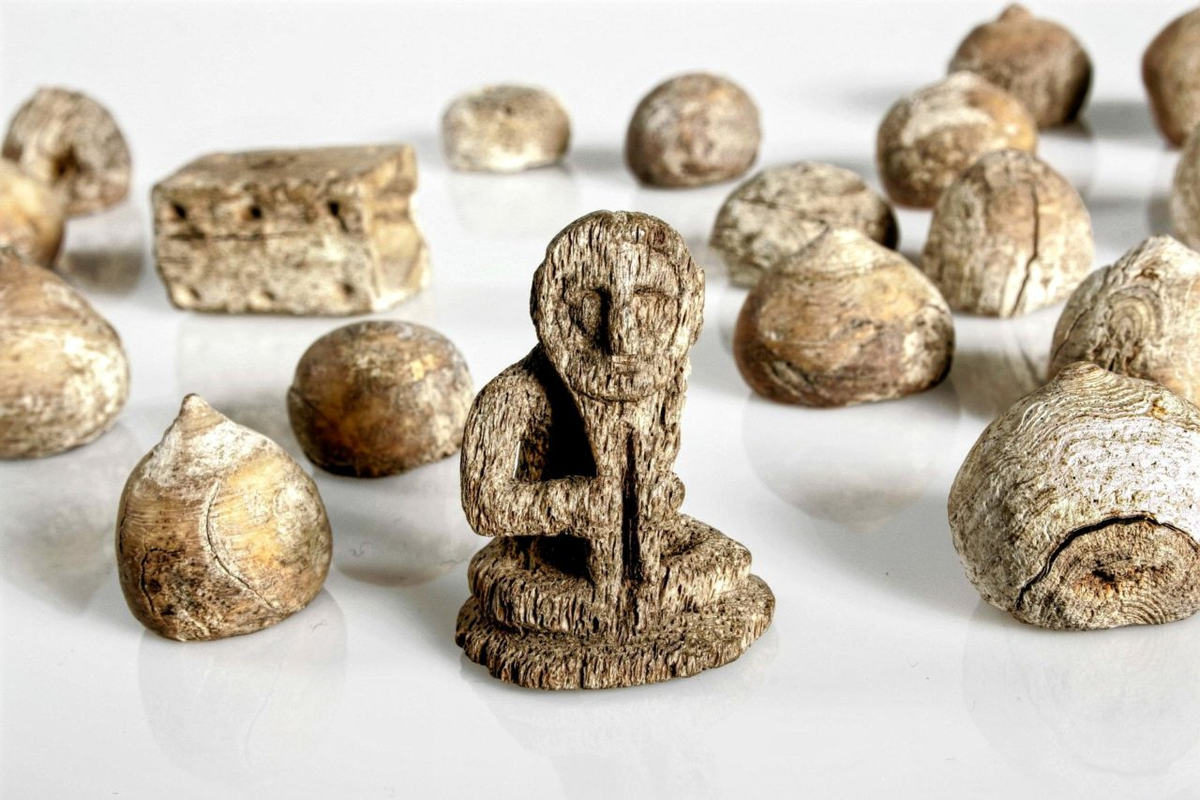 Фишки для хнефатафла, Бальдурсхеймюр (Исландия), X век. «Король», обнаруженный вместе с 24 фишками игры, изображён как божок, тянущий себя за бороду (Тор или Фрейр?). 