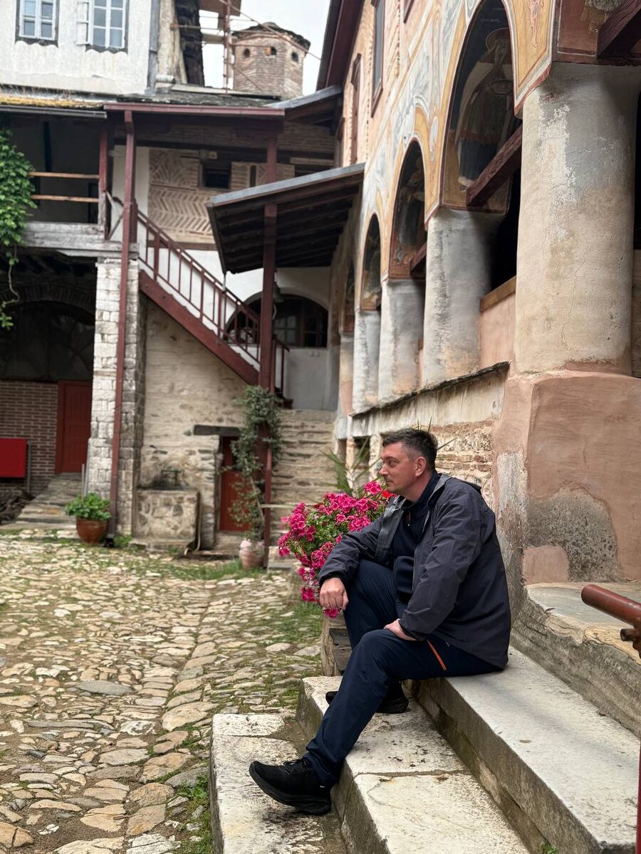 Однажды мой друг Вадим Камалов сказал фразу, которая сильно изменила моё отношение к вере:«Недостаточно верить только в Бога. Нужно еще и верить в существование дьявола, потому что когда ты признаёшь реальность существования дьявола, ты начинаешь видеть реальность искушения. Оно сопровождает нас почти каждый момент жизни, и мы постоянно выбираем, по какому пути идти».И, казалось бы, странная какая фраза: «надо верить в существование дьявола», но ведь так оно и есть. Эта фраза очень прямо говорит о моменте искушения, как о моменте выбора.Даже в Евангелии искушение описано не как бой с чудовищем, а как разговор со своими  мыслями, которые часто предлагают сделать тебе проще, быстрее, удобнее.И в этот момент для меня многое встало на места.Возможно, искушение существует потому, что Бог дал человеку свободу выбора (и свободу воли) - и свобода всегда проверяется выбором.Свобода воли делает веру не автоматической, а осознанной: каждый раз нужно выбирать направлениеИскушение редко выглядит, как злющее зло.Оно чаще выглядит как оправдание, как разрешение самому себе, как «да ничего страшного», как «я устал и имею на это право», как «все так делают, почему мне нельзя».Если не замечать эти точки, легко начать думать, что жизнь просто «так складывается». Но, друзья мои, она не складывается.Она так выбирается. И выбирается лично нами.Вера, как я её сейчас понимаю, - это не только про правильные слова, каноны, запреты, сочетание грехов и благих дел. Это про способность вовремя осознать, что сейчас в твоей жизни наступил момент выбора, про остановку в этот момент и честный вопрос себе: а по какому пути я сейчас иду? И именно с того разговора с Вадимом у меня появилось простое внутреннее правило:спрашивать себя в моменты выбора: «это искушение или нет?». Просто, чтобы не перепутать направление.