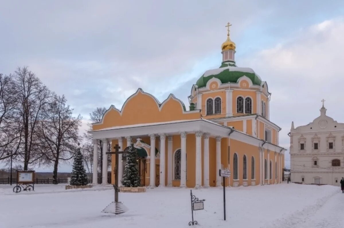    7 января в праздник Рождества Христова владыка Марк совершит ночную Божественную литургию в кафедральном Рождественском соборе Рязани.