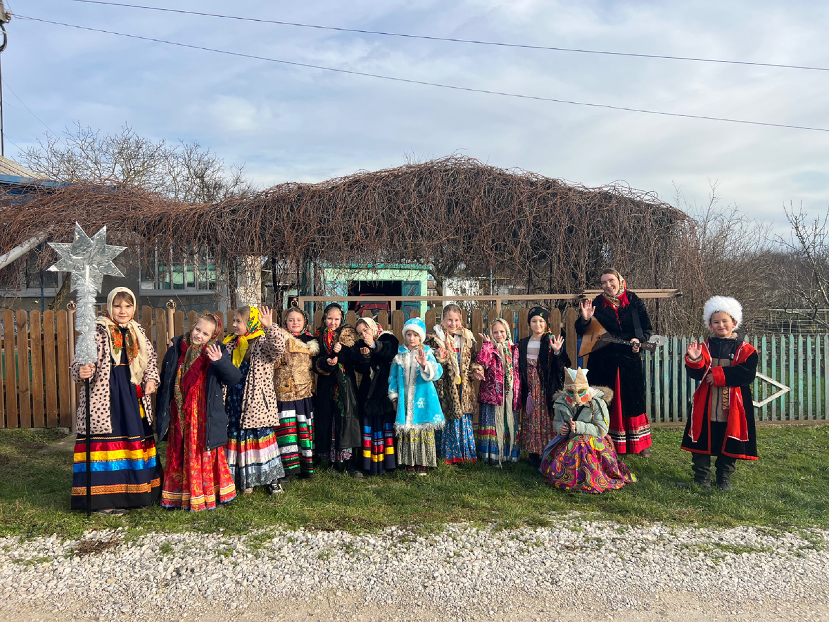 Это младшие ребята из коллектива. Мои девочки тоже участвуют в колядках уже второй раз 