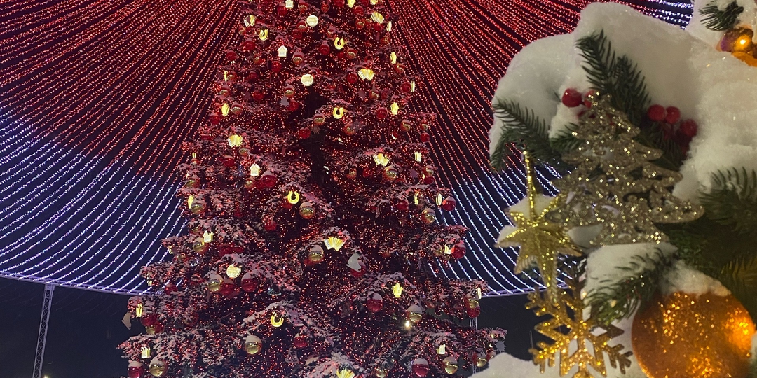 Самая высокая новогодняя елка в России: посмотрела сама и показываю вам