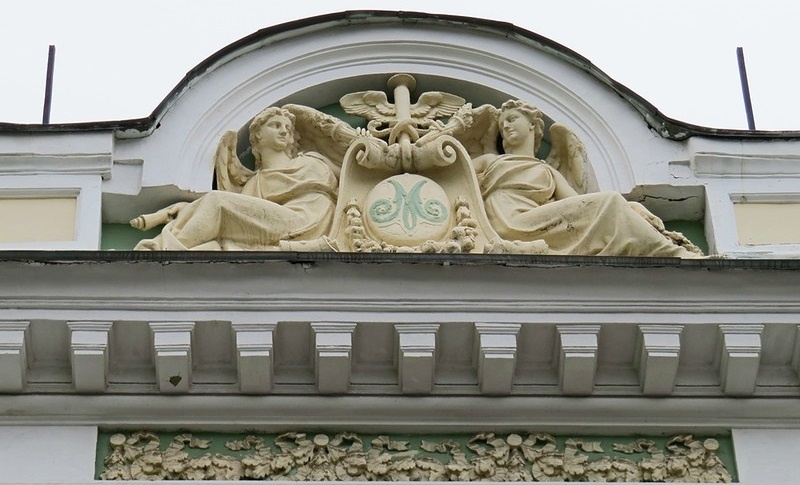 Особняк Морозовых. Аттик с картушем с буквой «М» (фото из интернета). 