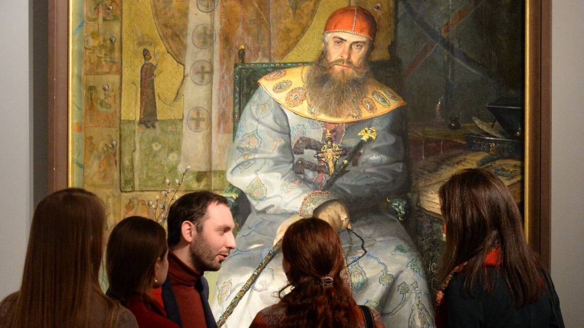    Посетители Третьяковской галереи у картины Павла Рыженко «Царь Алексей Михайлович Тишайший» / Фото: Сергей Кузнецов / РИА Новости