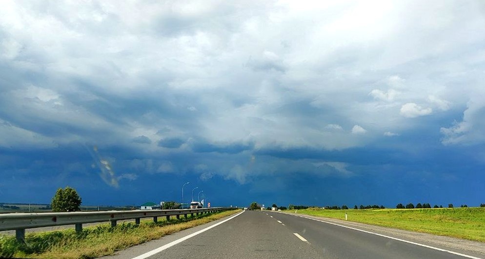 На следующий день небо было голубым с небольшими облачками. 