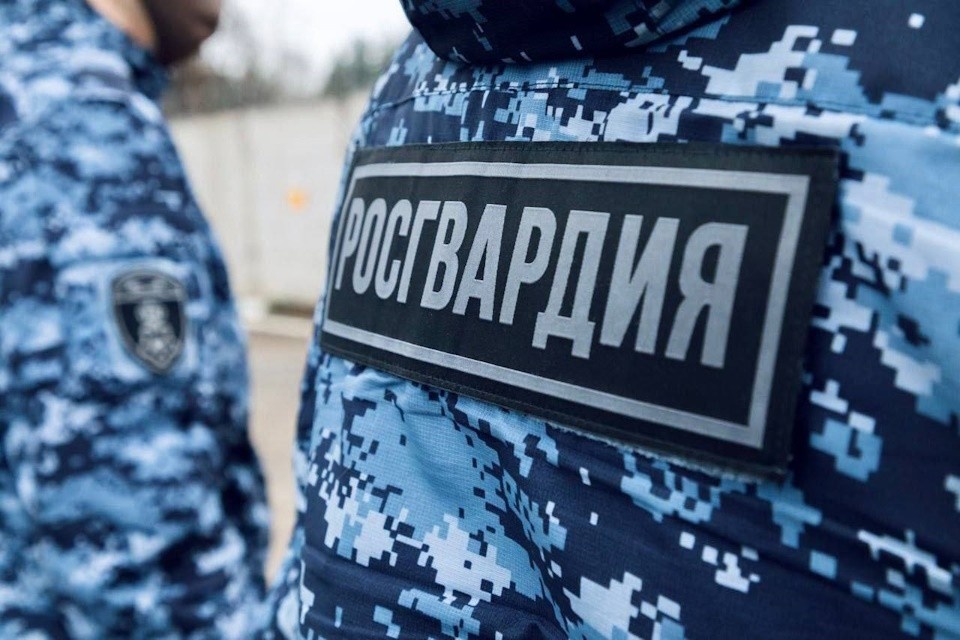    Московские росгвардейцы вернули женщине утерянную сумку с деньгами и документами Предоставлено Росгвардией