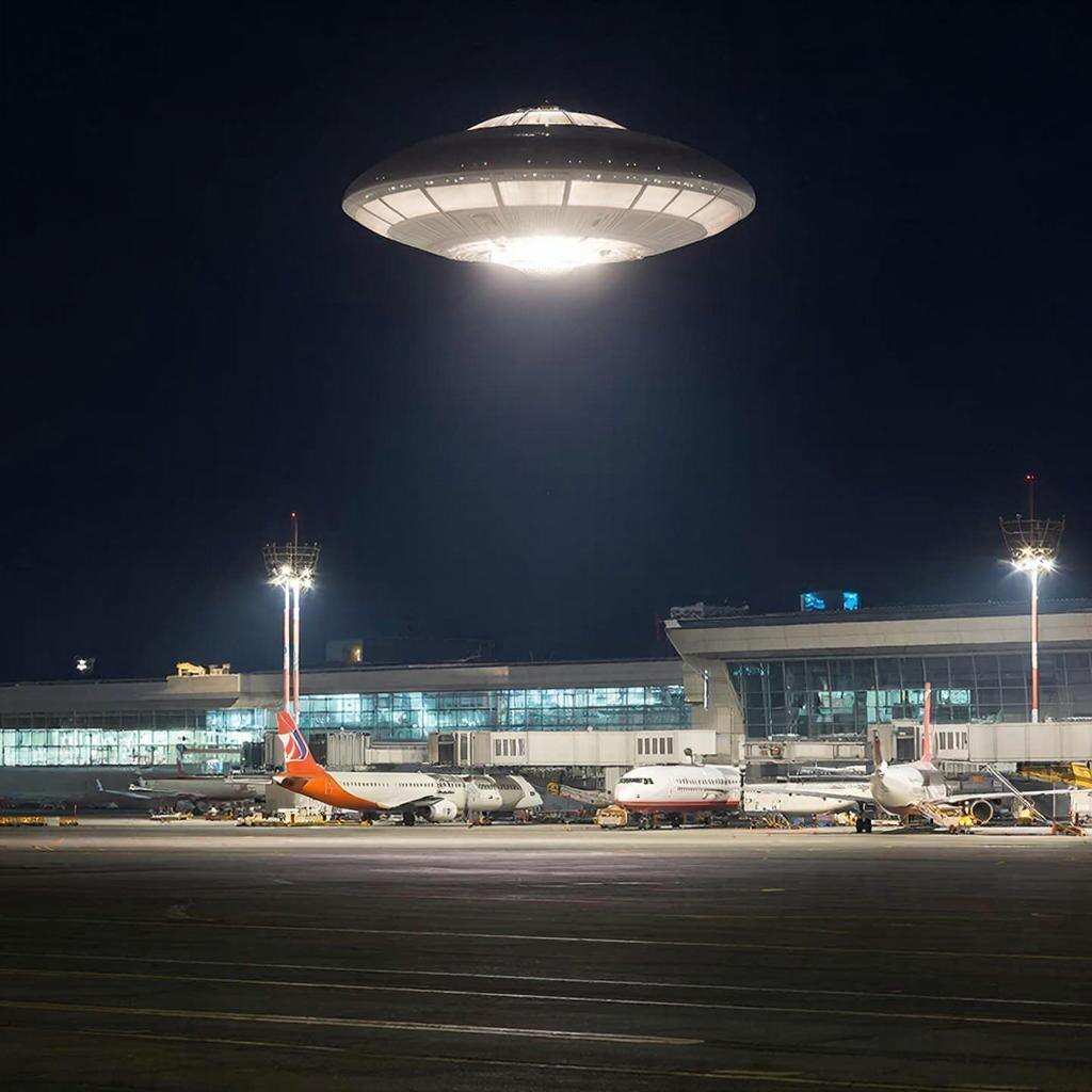 21 января 2001 года в 20:30 над аэропортом Барнаула произошло необычное явление. В это время в аэропорту находились два самолёта:
транспортный Ил-76 авиакомпании «Тэсис», который совершал дозаправку перед вылетом в Москву;
Як-40, следовавший в Бугульму с пересадкой в Омске.
В течение часа экипаж Ил-76 наблюдал в небе светящийся объект. Согласно нормативной инструкции, экипаж принял решение не взлетать до выяснения обстоятельств. Это событие освещалась по федеральным телеканалам и зарубежным.