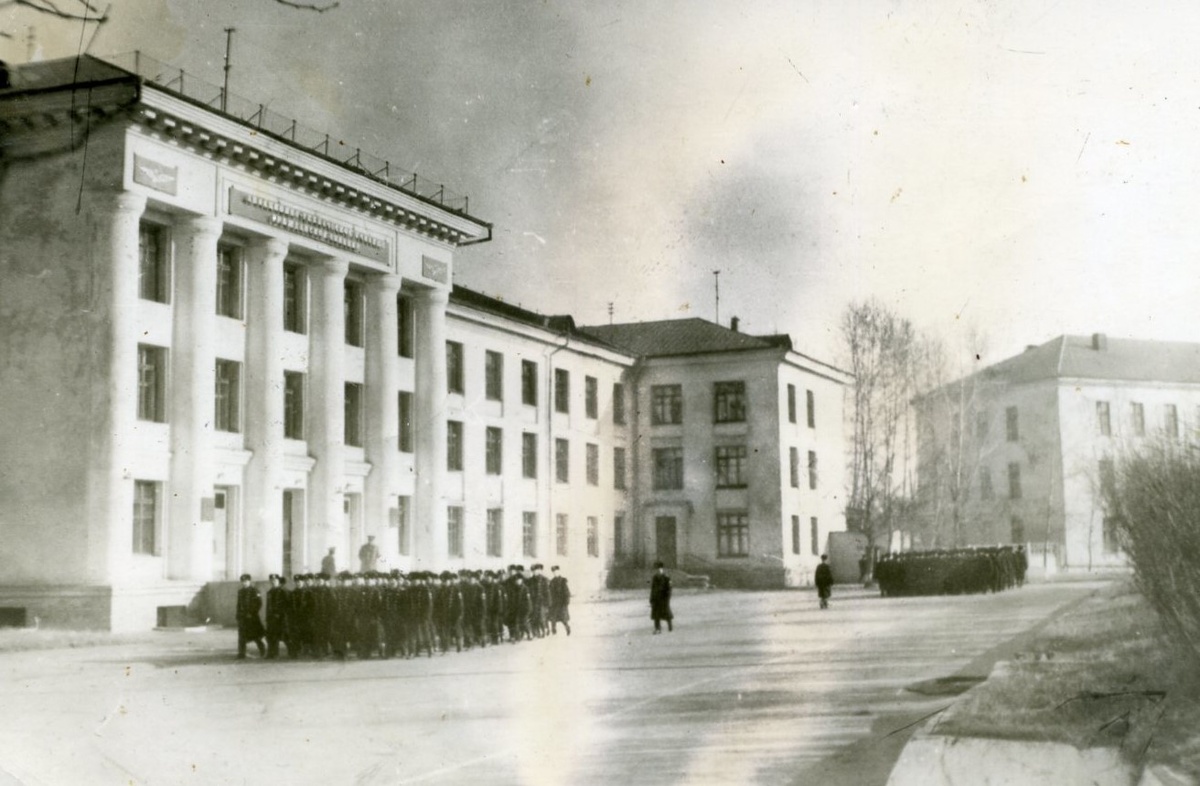 Строевая подготовка курсантов ИАТУ ГА на плацу перед Главным Учебным корпусом