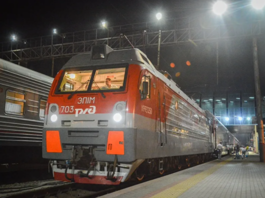    Локомотив и пассажирский поезд на вокзале в Ростове-на-Дону//Фото пресс-службы администрации Ростова-на-Дону